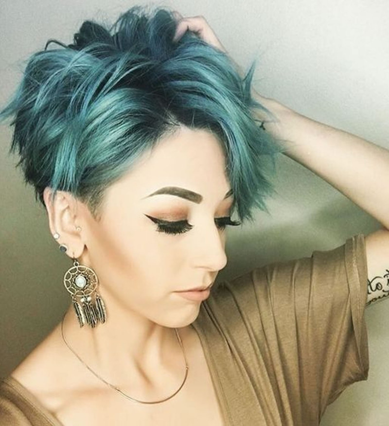 Kurzhaarfrisuren Damen Freche Asymmetrische: Der Türkisblaue Undercut mit Textur