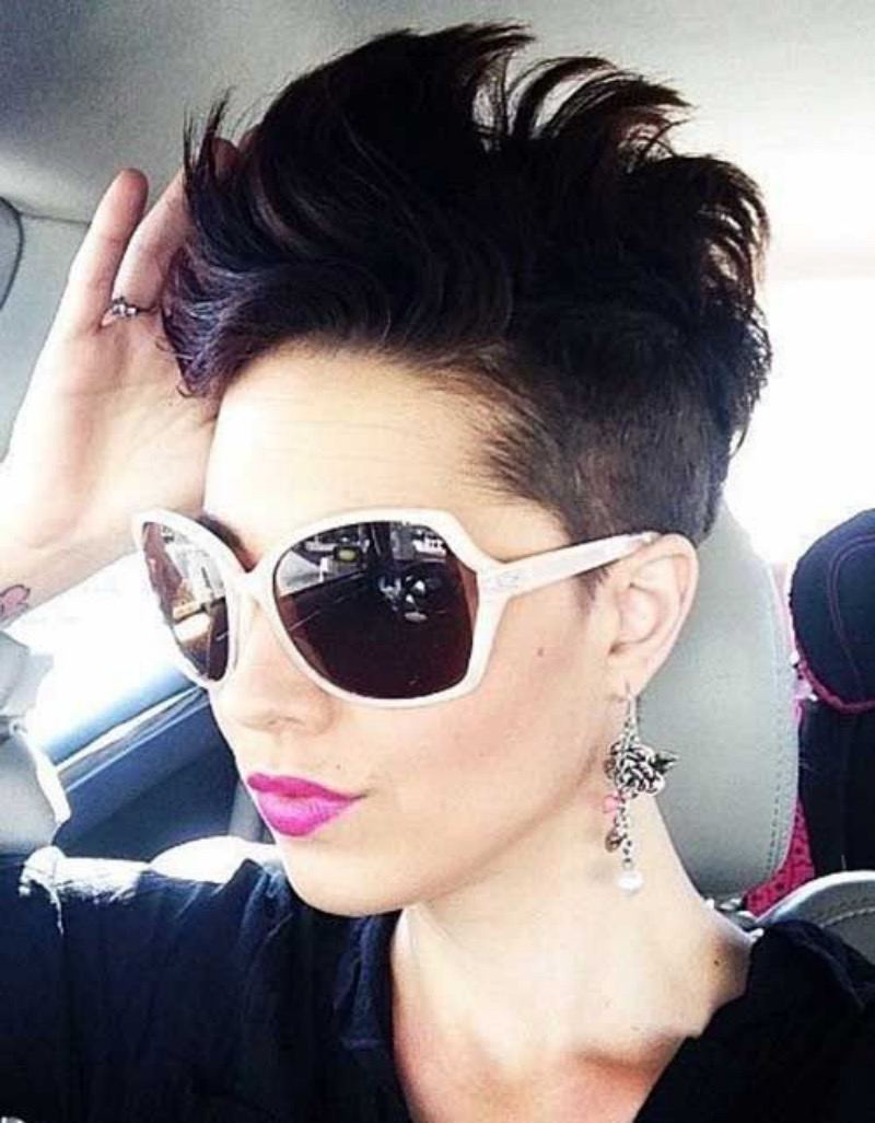 Kurzhaarfrisuren Damen: Freche Dunkle Haare mit Undercut & Tolle