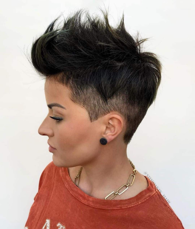 Flippige Kurzhaarfrisuren 2025: Der Strukturierte Pixie mit Undercut
