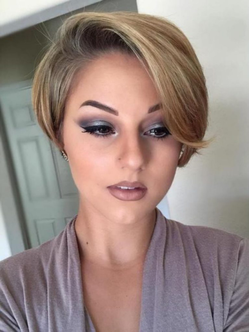 Freche Kurzhaarfrisuren 2025: Der Sleek Pixie mit Seitenscheitel
