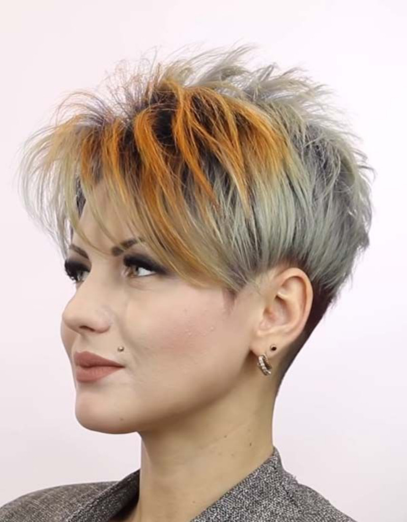 Flippige Kurzhaarfrisuren Damen 2025: Der Grau-Orange Pixie Cut