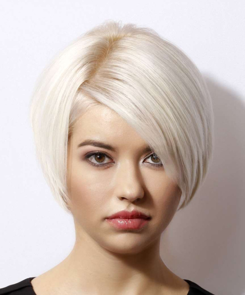 Bubikopf Frisur Kurz Blond Haar: Moderner Look mit asymmetrischem Schnitt