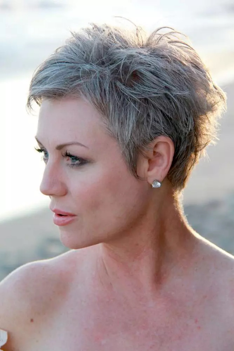 Kurzhaarfrisuren Damen freche feines Haar ab 50: Der gestufte Pixie Cut für graues Haar