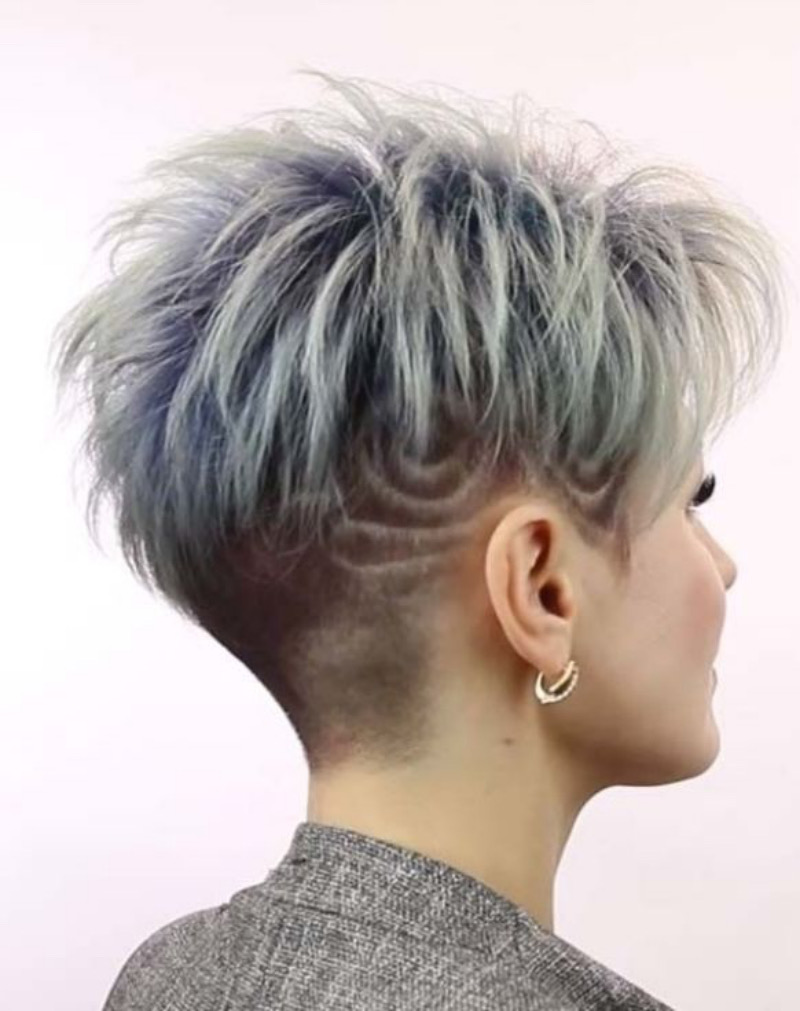 Flippige Kurzhaarfrisuren mit Undercut: Der strukturierte Pixie mit Muster