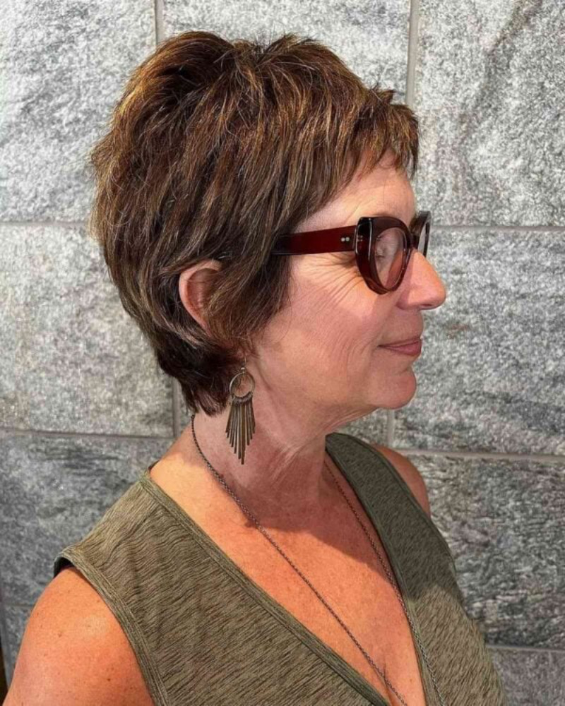 Kurzhaarfrisuren Damen Freche Brille ab 60: Der Stufige Pixie mit Highlights
