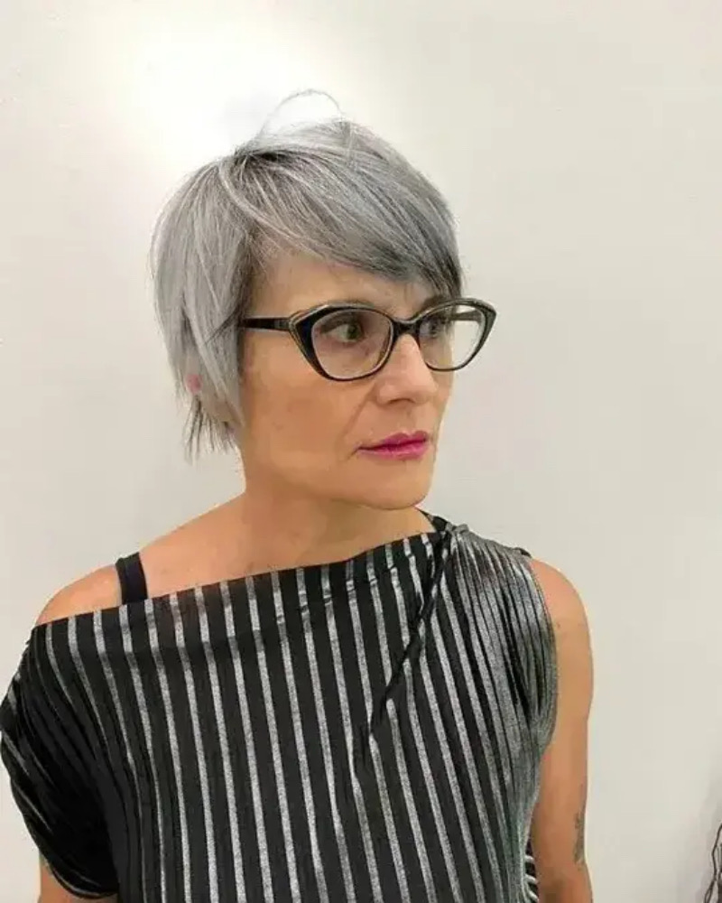 Kurzhaarfrisuren Damen Freche Grau Brille