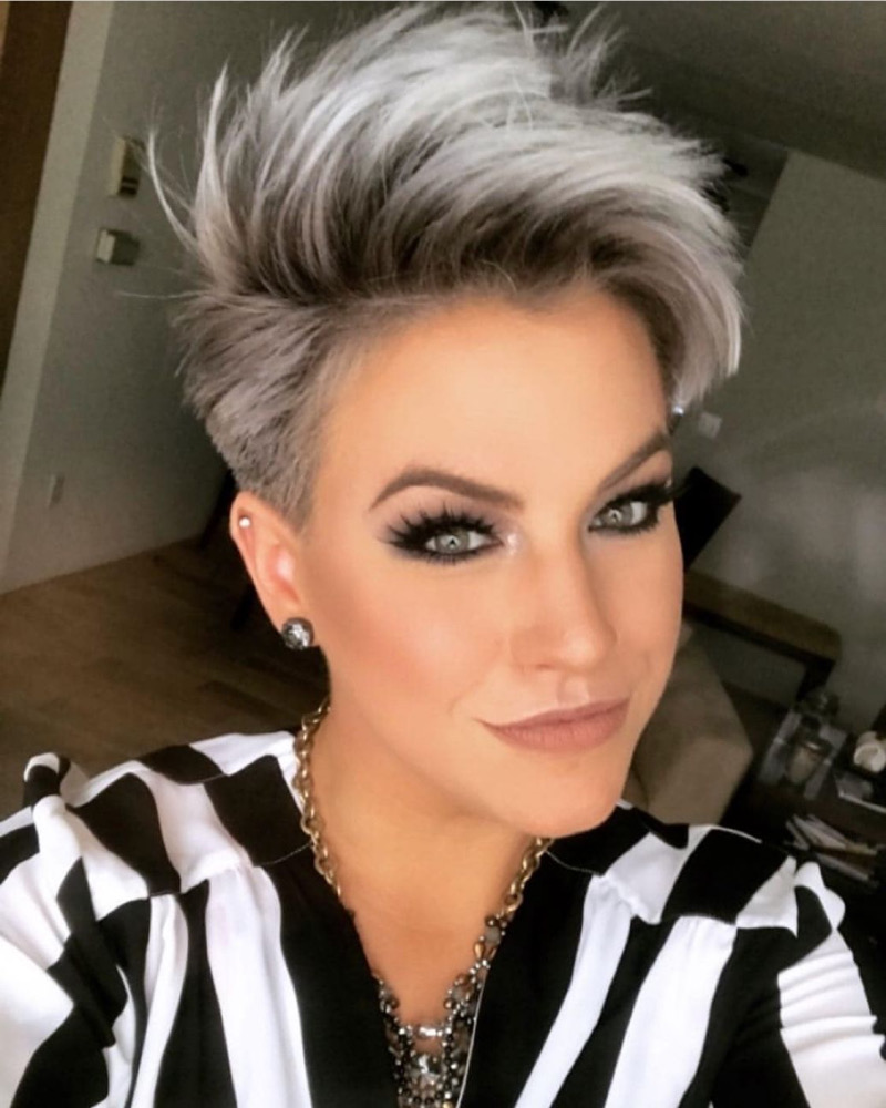 Flippige Kurzhaarfrisuren Grau: Der Grau-Blonde Stachel-Pixie