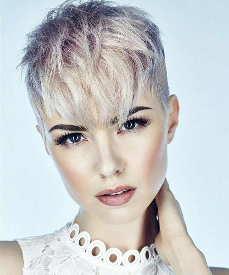 Freche Kurzhaarfrisuren Damen 2025: Der Textur-Pixie mit Pony