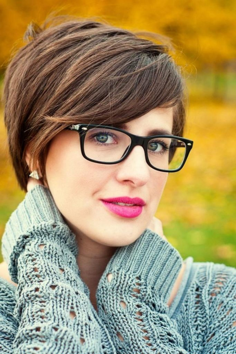 Kurzhaarfrisuren Damen Freche Brille: Der Side-Swept Pixie