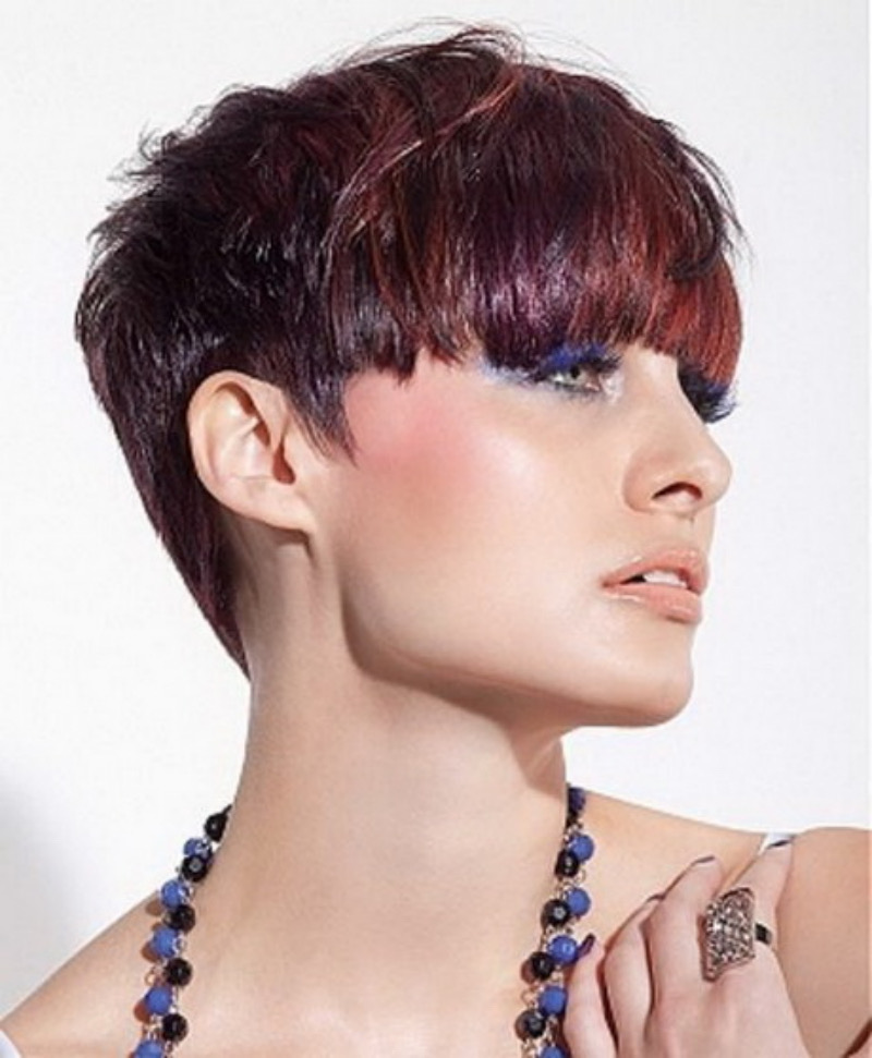 Flippige Kurzhaarfrisuren mit Pony: Der Rotbraune Micro-Pony Pixie