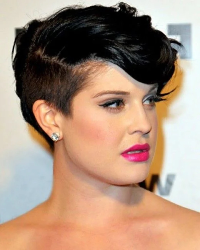 Freche Kurzhaarfrisuren für ein rundes Gesicht: Der Undercut mit Volumen