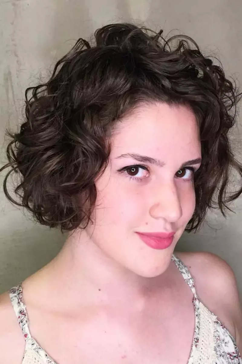 Kurzhaarfrisuren mollige Damen freche: Der lockige Bob für eine schmeichelhafte Silhouette