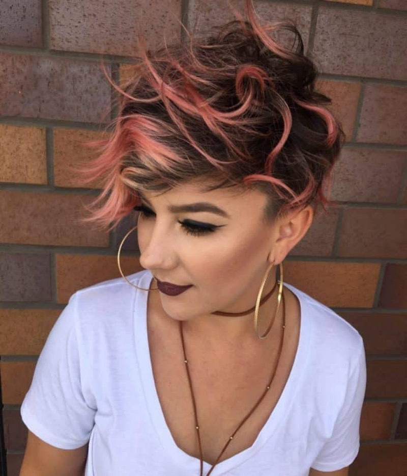Flippige Kurzhaarfrisuren Dunkel: Der Dunkelbraune Pixie mit Rosafarbenen Highlights