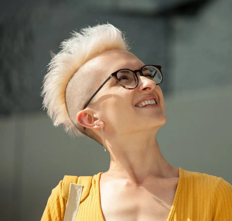 Freche Kurzhaarfrisuren für Damen mit Brille: Der Blondierte Mohawk