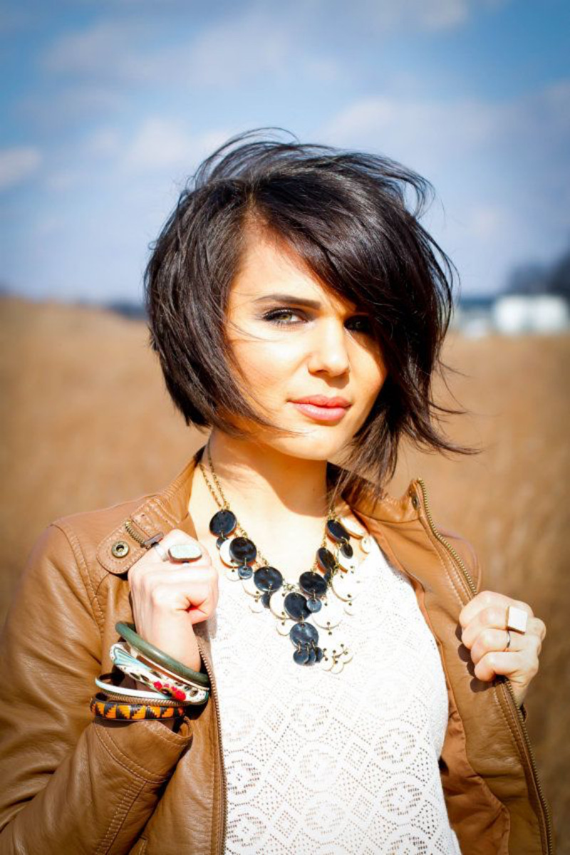 Freche Kurzhaarfrisuren Damen Dunkel: Layered Bob mit Schwung