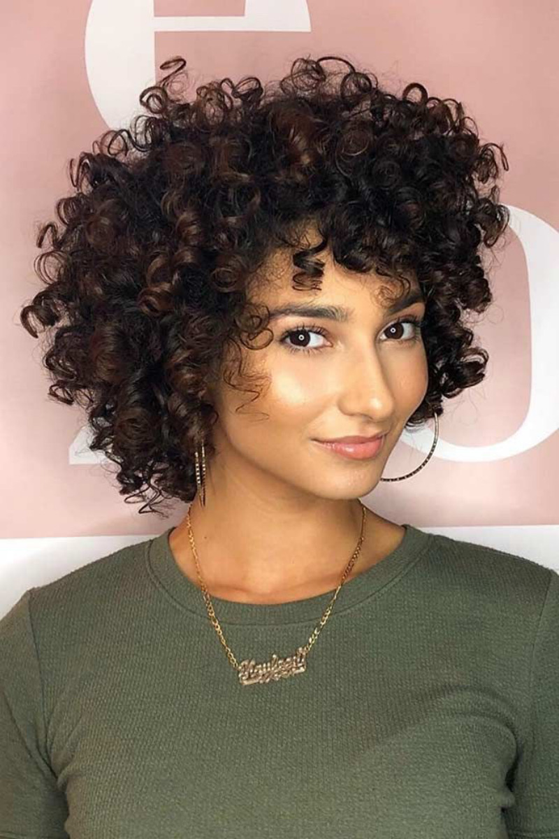 Kurzhaarfrisuren Damen freche Naturkrause: Der Afro-Bob für natürliche Schönheit