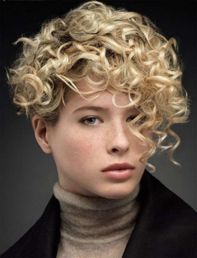 Kurzhaarfrisuren Locken Damen Freche Blond: Der Asymmetrische Locken-Pixie