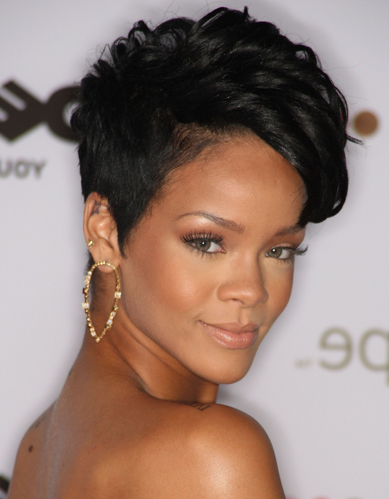 Flippige Kurzhaarfrisuren Damen: Der Elegante Schwarze Pixie Cut