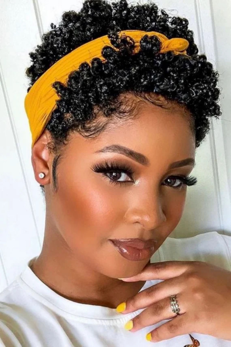 Freche Kurzhaarfrisuren Damen 2025 Rundes Gesicht: Der Afro-Pixie mit Stirnband