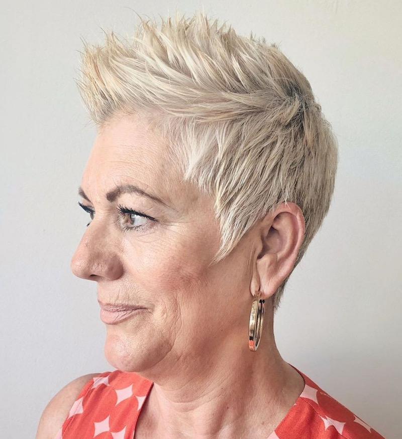 Freche Kurzhaarfrisuren für Damen ab 60: Der Blonde Pixie Cut mit Textur