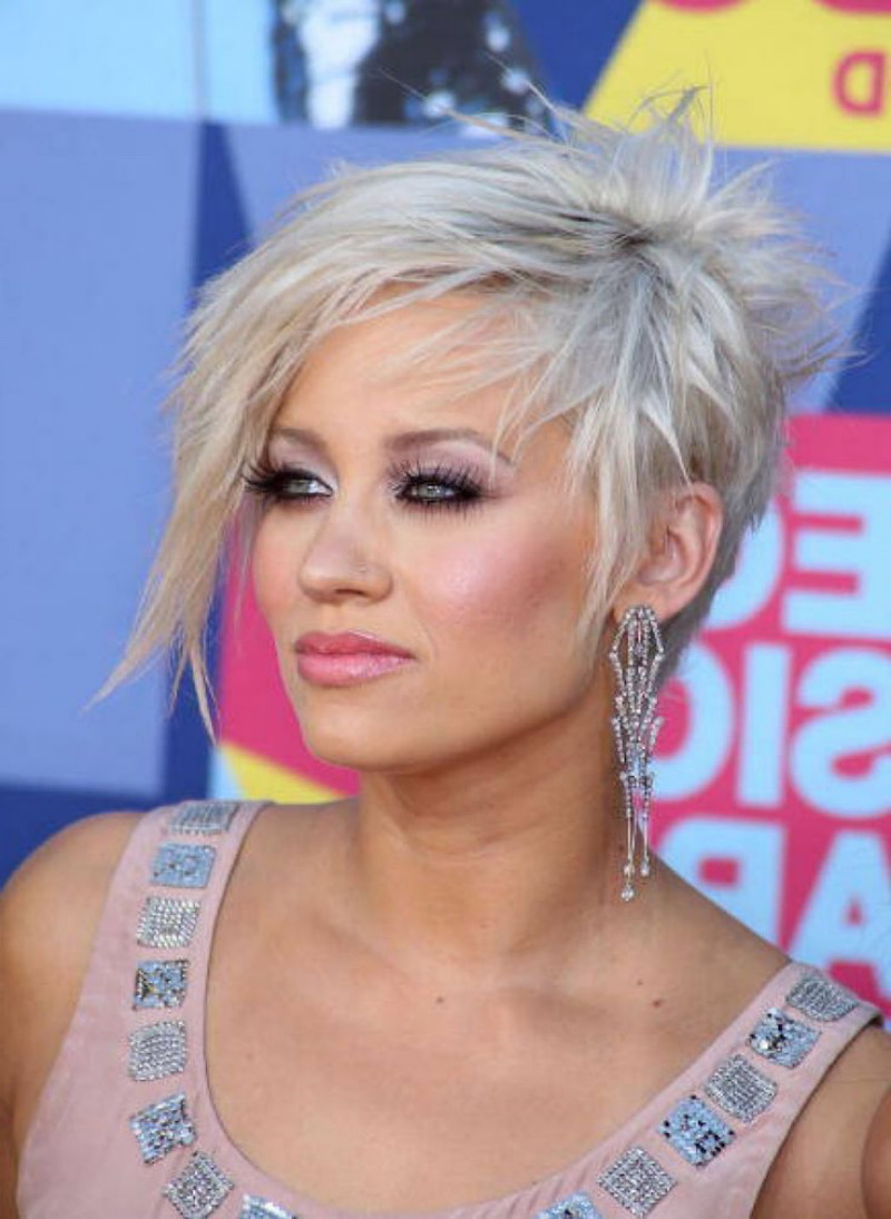 Flippige Kurzhaarfrisuren Rundes Gesicht: Der Asymmetrische Blonde Pixie
