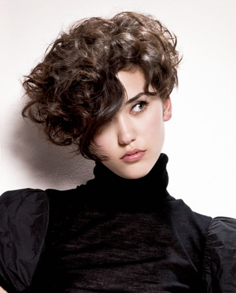 Freche Kurzhaarfrisuren Damen Locken: Der Asymmetrische Locken-Bob