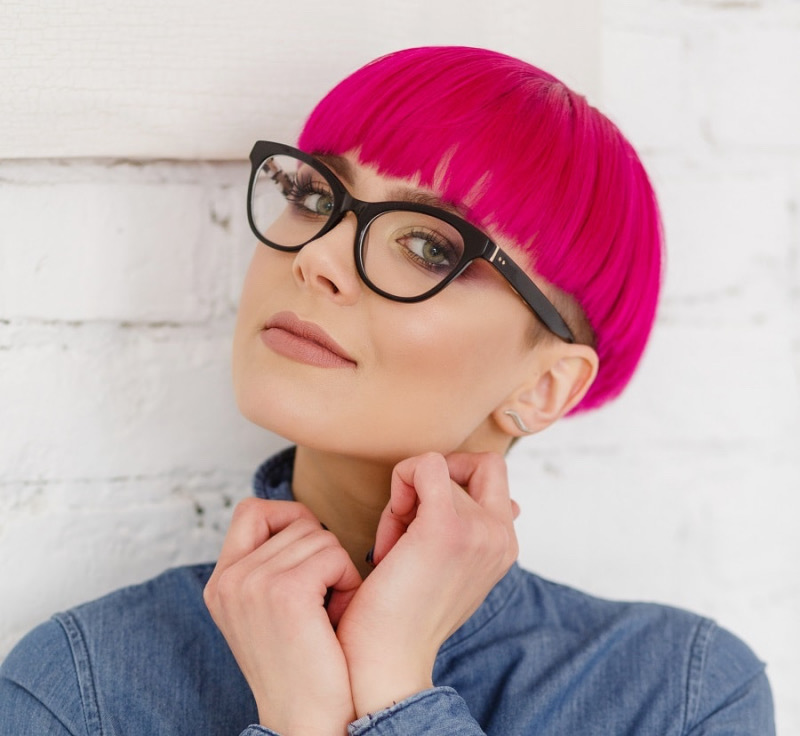 Freche Kurzhaarfrisuren für Damen mit Brille: Der Pinke Bowl Cut