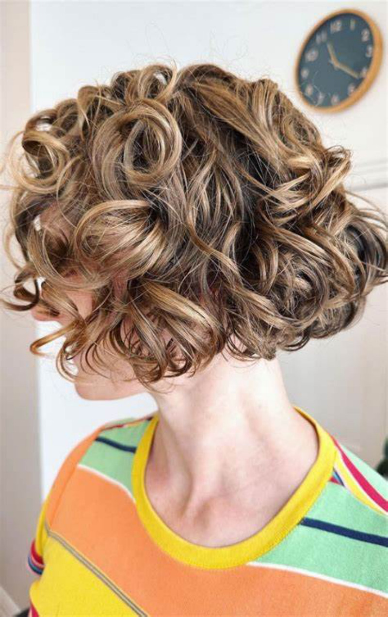 Bubikopf Frisur Kurz Locken: Verspielt und voller Volumen