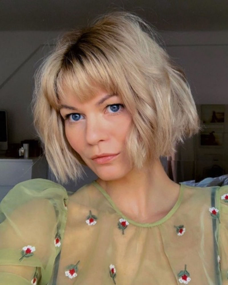 Freche Kurzhaarfrisuren mit Pony: Der Blonde Wavy Bob mit Fransenpony