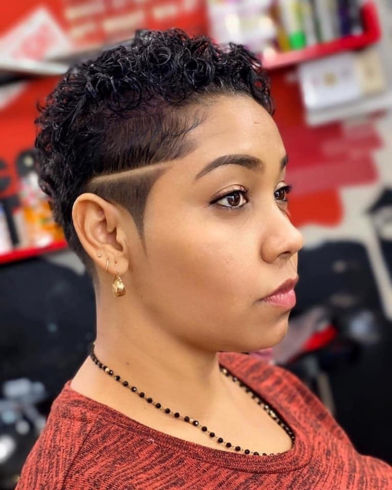 Freche Kurzhaarfrisuren Schwarz: Der lockige Pixie mit Undercut und Linien