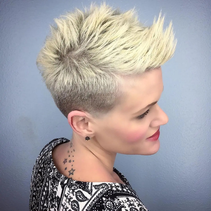 Flippige Kurzhaarfrisuren Blond: Der Platinblonde Igel-Cut